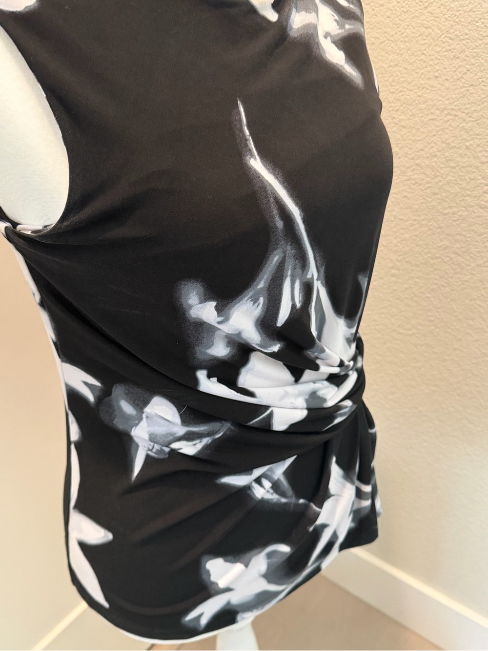 Calvin Klein Sleeveless Black & White Abstract Print Women's Top - Picture 2 of 5